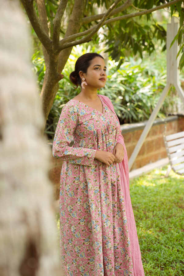 Gulaabi Aliacut kurta set