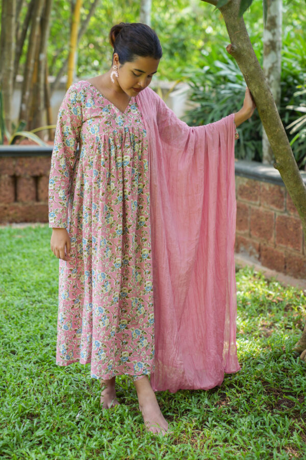 Gulaabi Aliacut kurta set